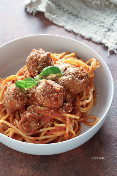 voeg de saus toe aan de spaghetti, meng en serveer