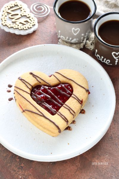 voeg gesmolten pure chocolade toe aan de koekjes