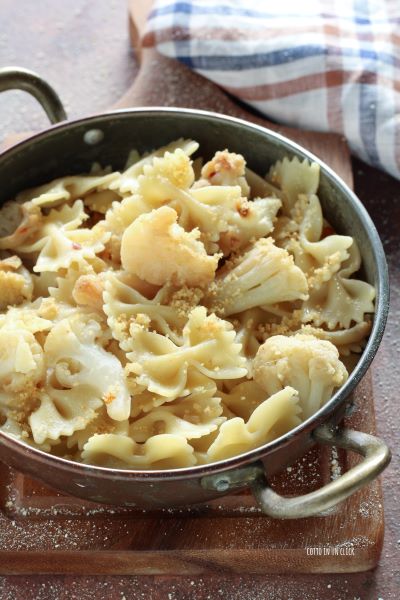 voeg het geroosterde paneermeel toe en serveer