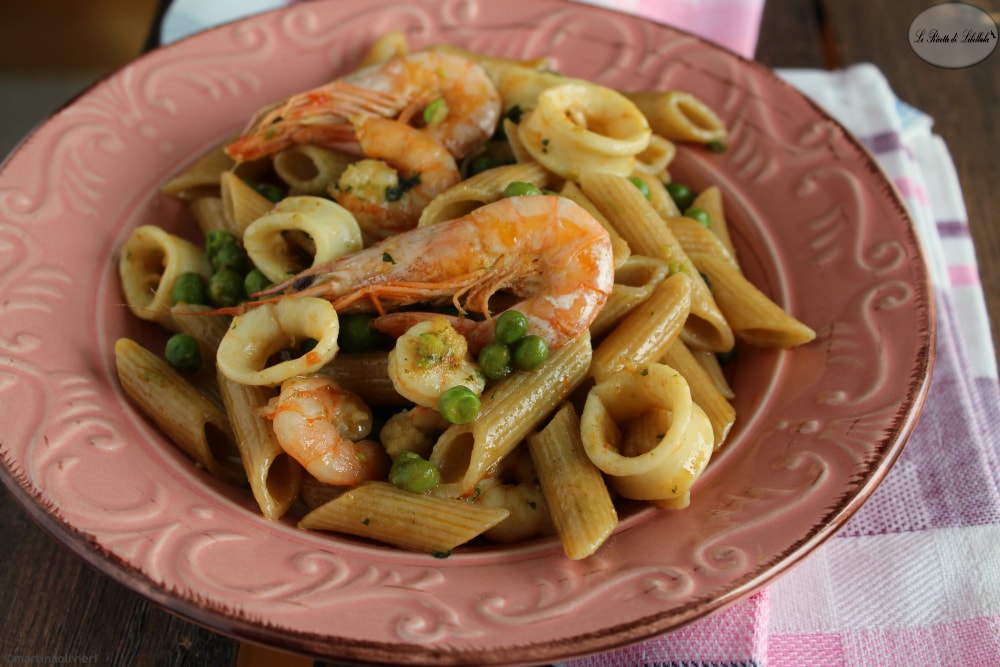 Volkoren pasta met garnalen, calamari en erwten