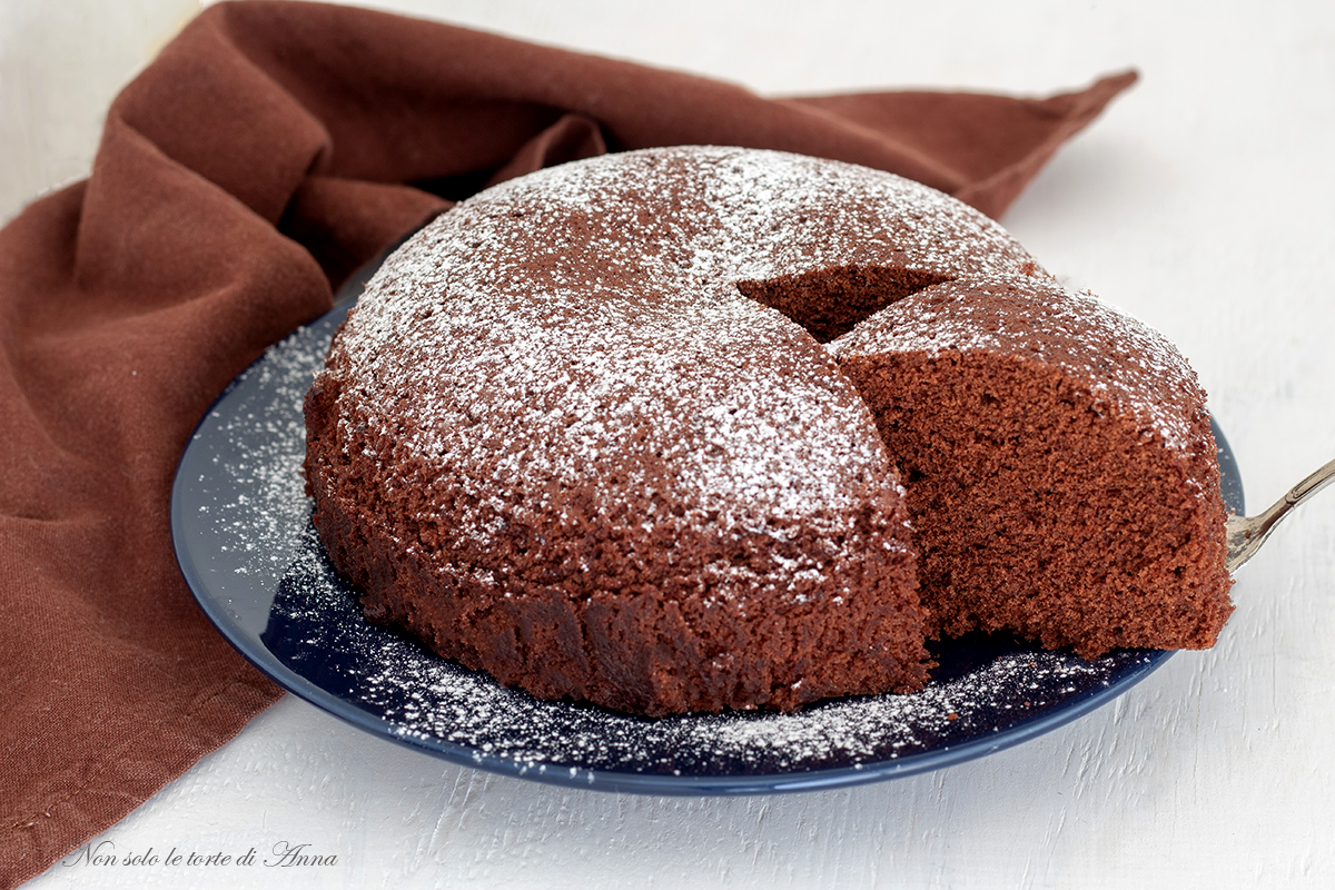 Zachte cake met cacao en hazelnoten