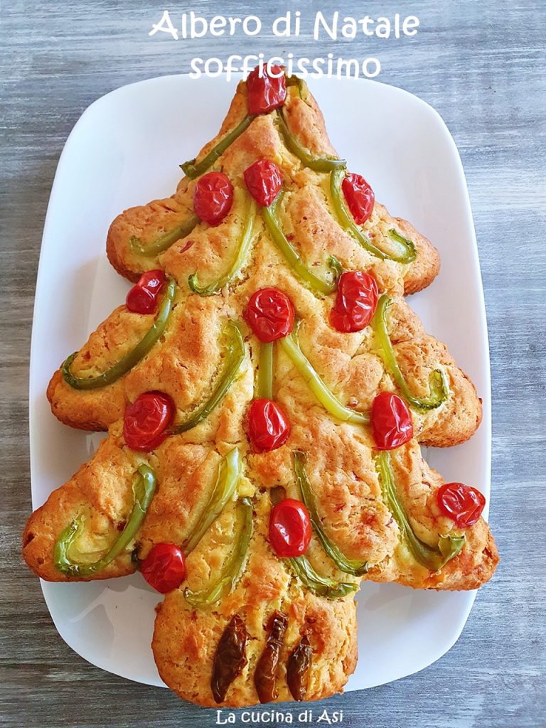 zachte kerstboom hartige taart met salami paprika tomaatjes