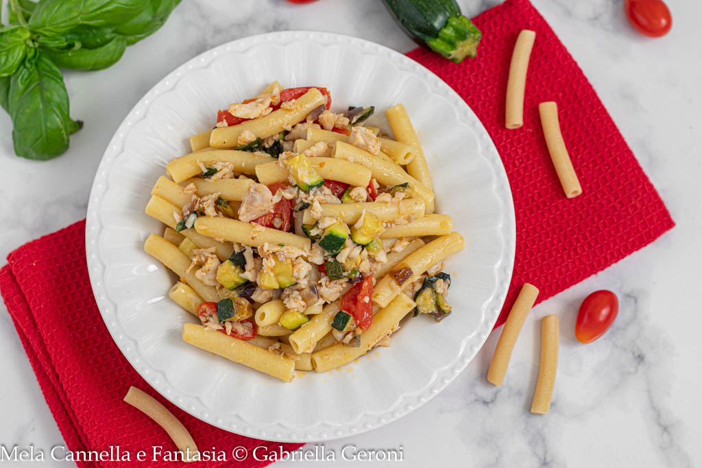 Ziti met baars, courgettes en kerstomaatjes