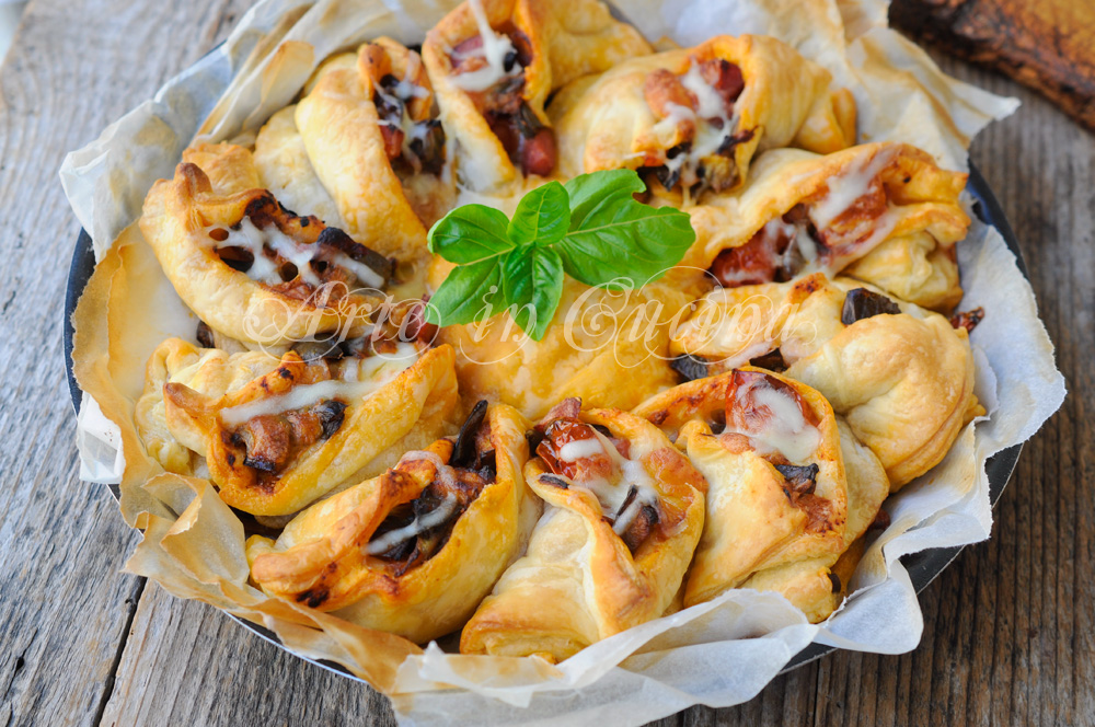 Zonnebloem van bladerdeeg met aubergines en kaas