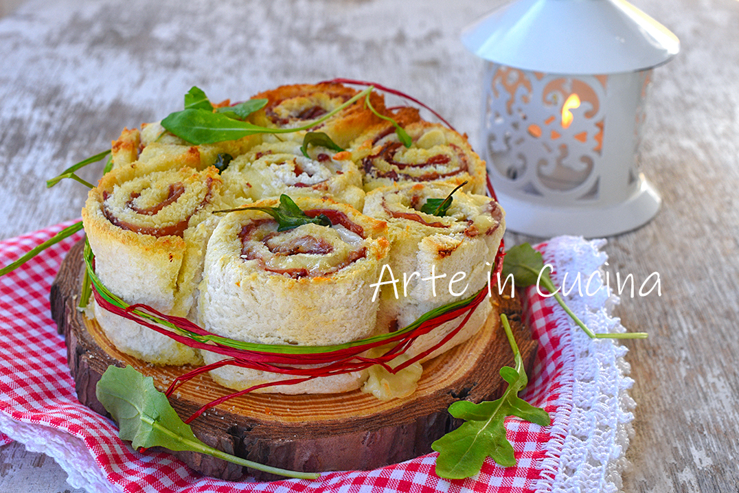 Rozenbroodtaart met hartig witbrood