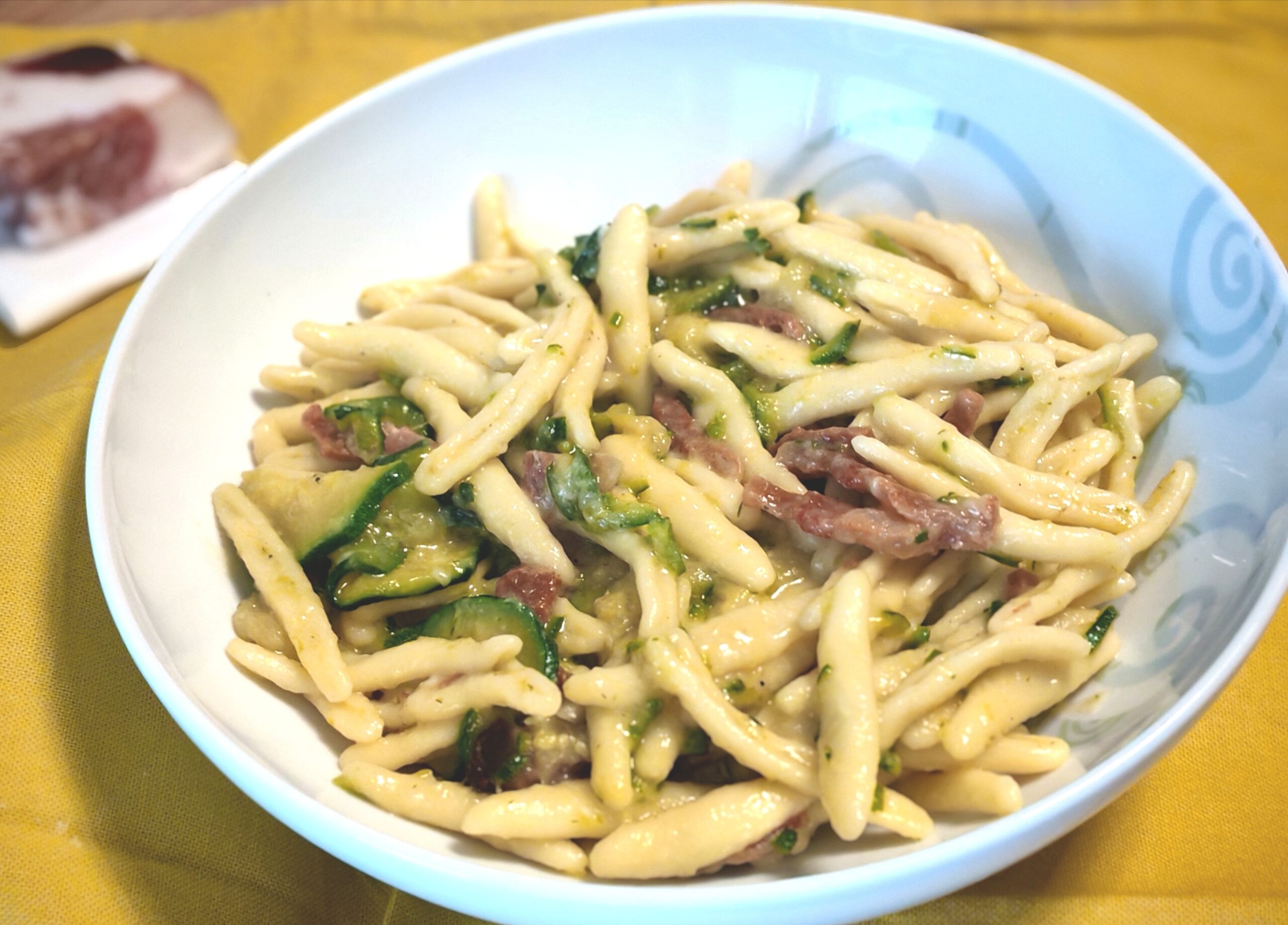 Pasta met courgette guanciale en pecorino