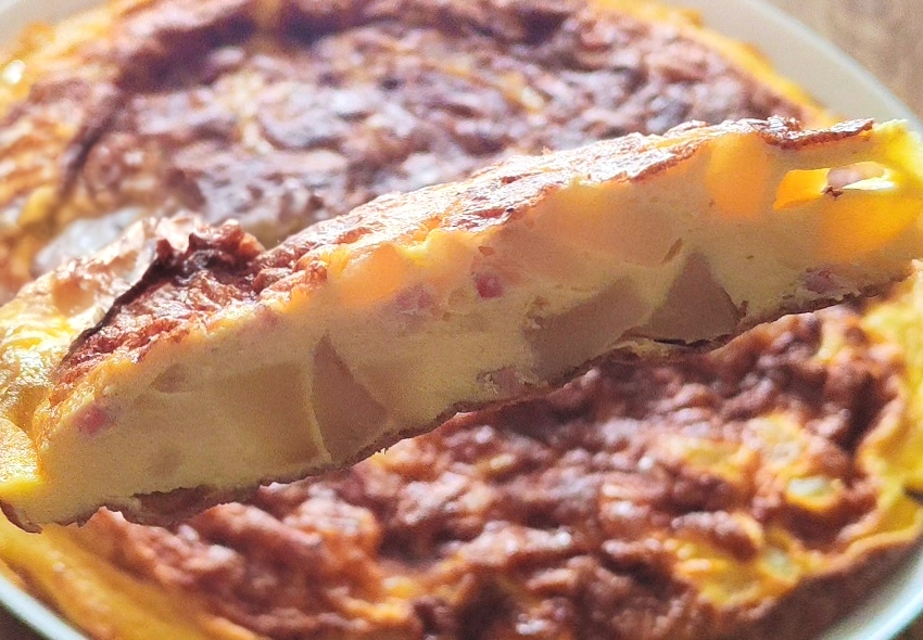 Frittata met aardappelen, spek en mozzarella