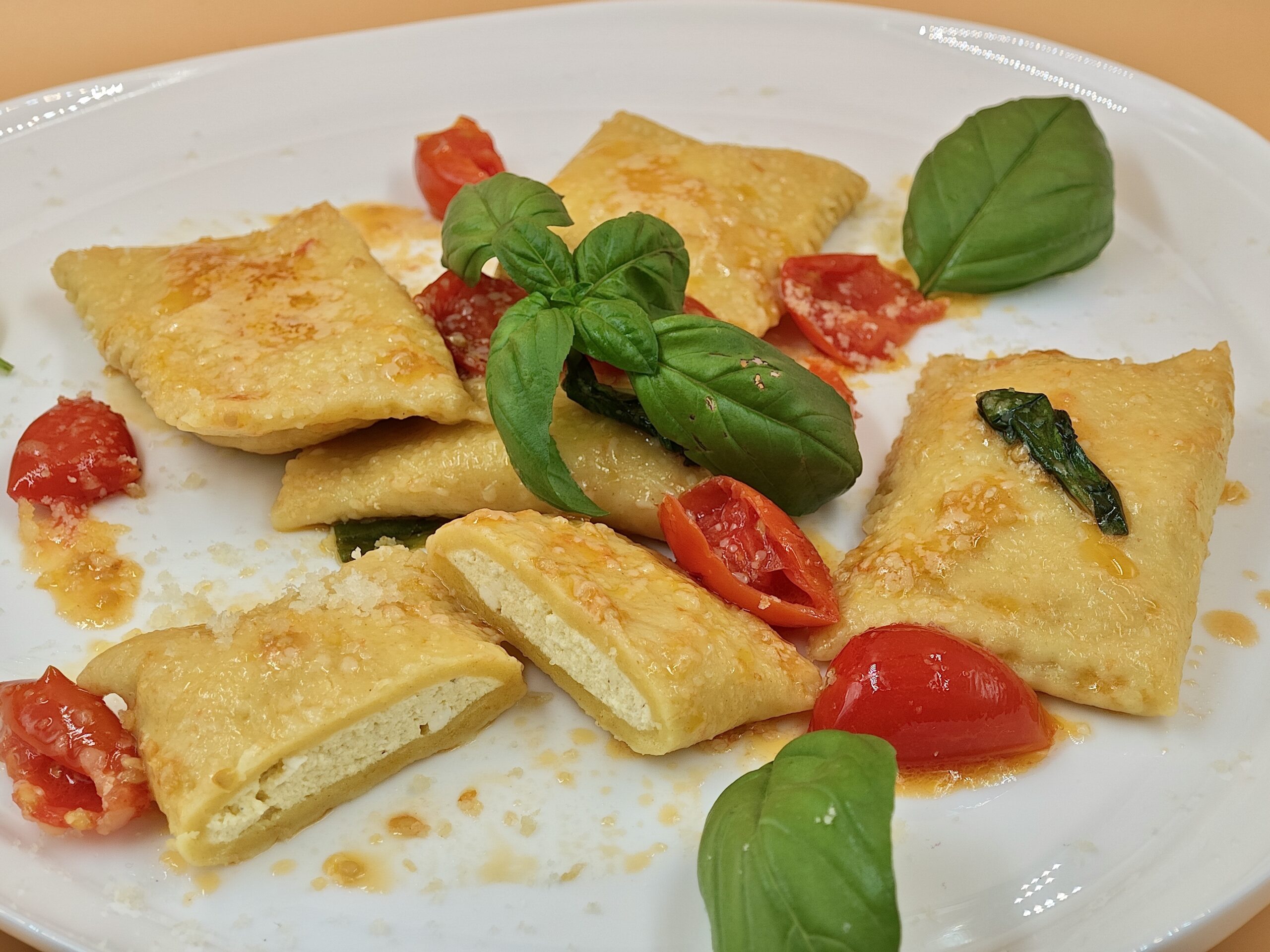 Zelfgemaakte ricotta ravioli met tomatensaus – Makkelijk en traditioneel recept