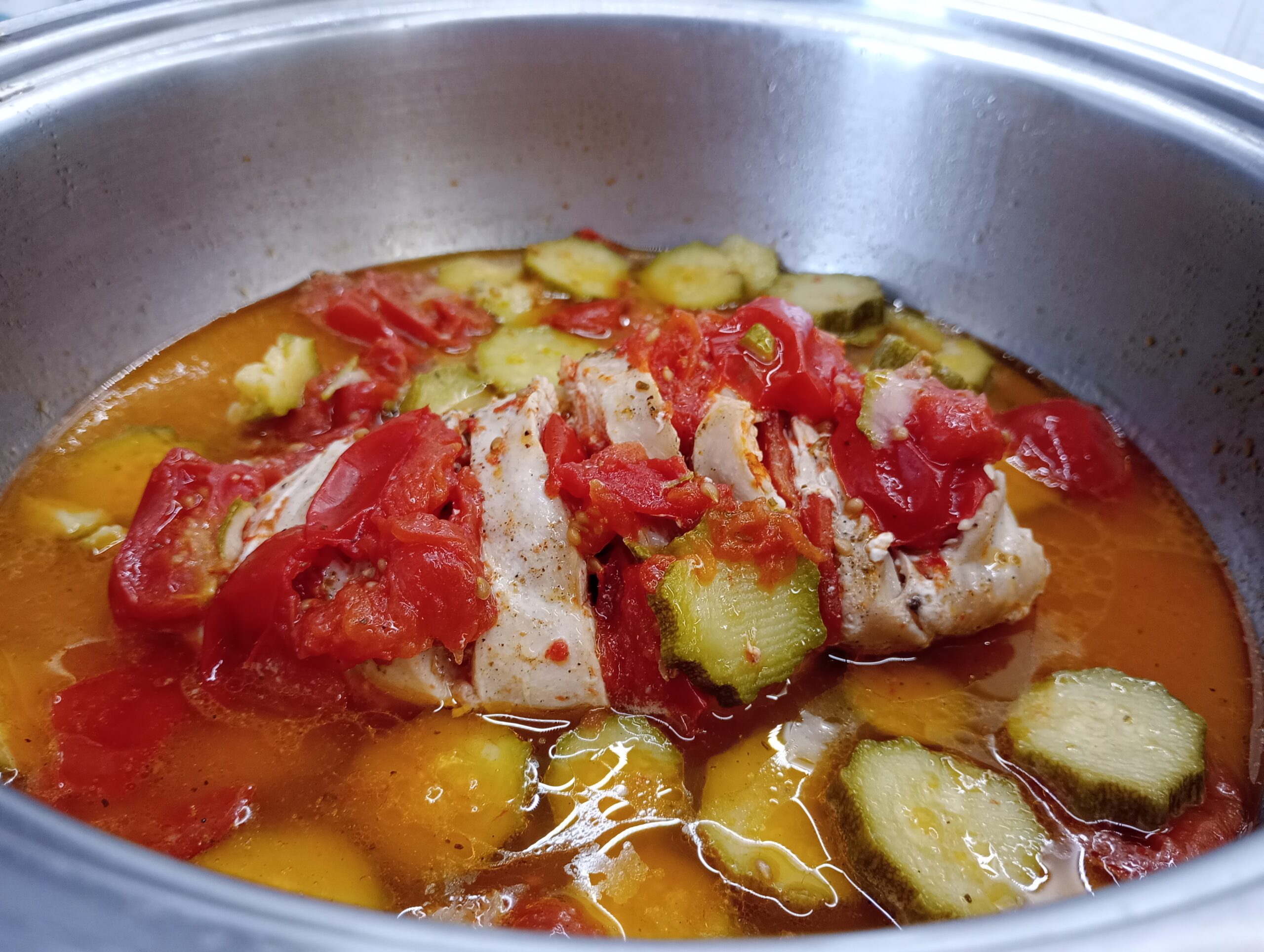 Zachte Hele Kipfilet met Cherrytomaatjes en Courgettes