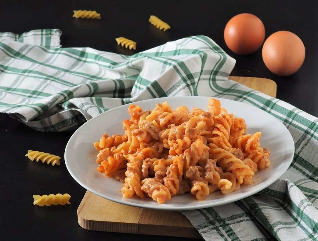 Penne rigate met eidooiers en worst