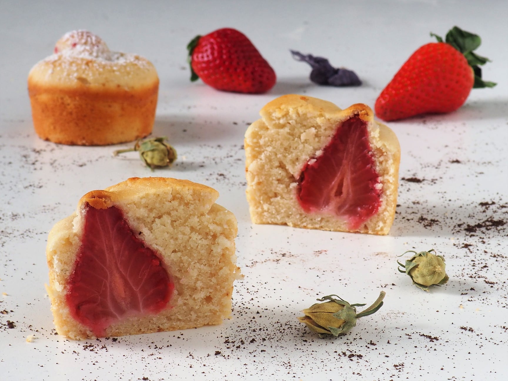 Muffins met aardbeienhart