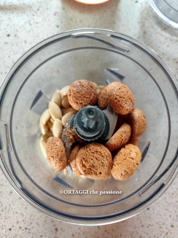 grof hakken van amandelen en amaretti