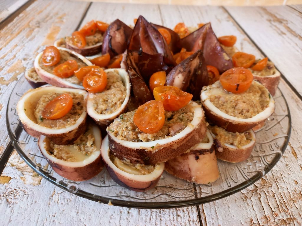 Gestoomde gevulde pijlinktvis of calamari