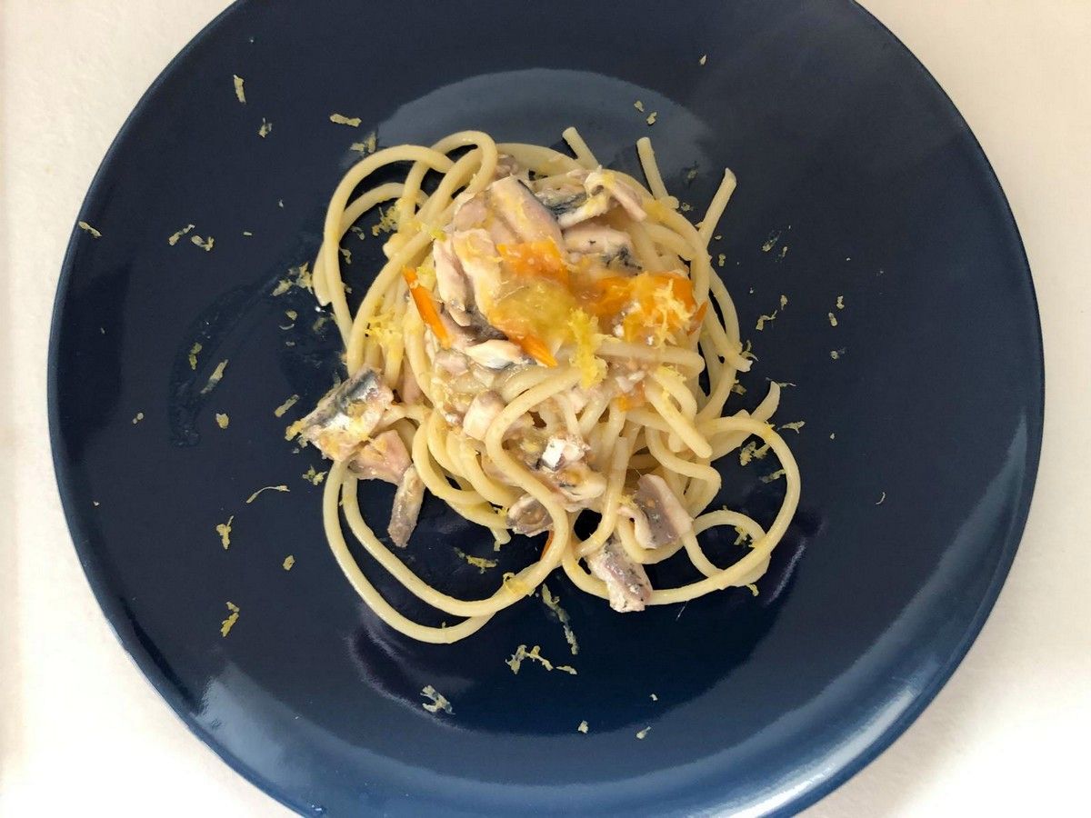 Spaghettoni met gele tomaatjes, verse ansjovis en citroenzest