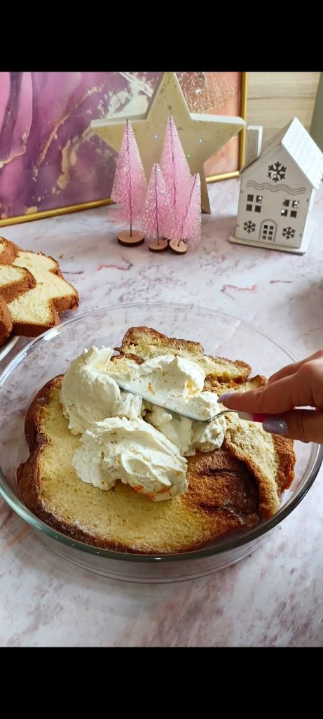 Lagen van pandoro en mascarponecrème samenstellen