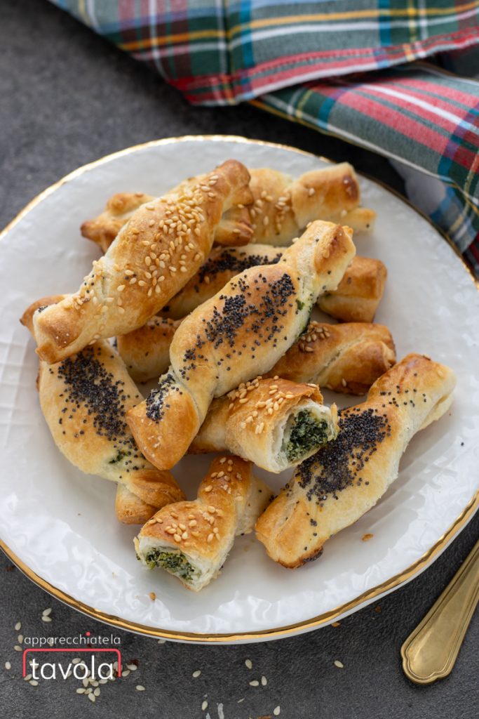 Bladerdeegen snoepjes met ricotta en spinazie