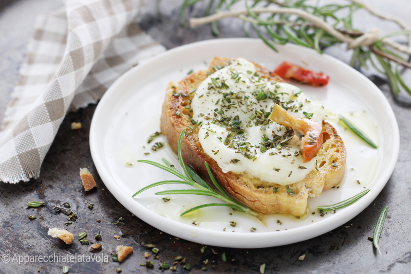 BRUSCHETTE MOZZARELLA EN ROZEMARIJN