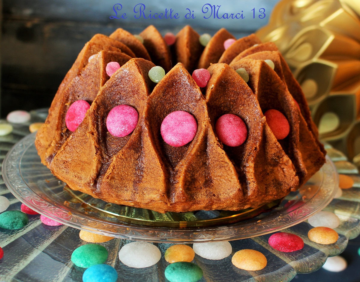 Zachte Bundt cake met room, met toffee glazuur