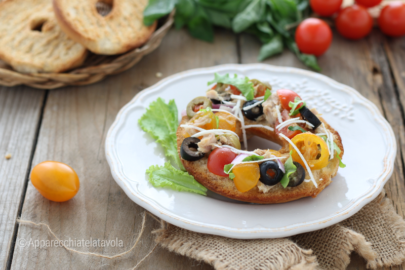 FRISELLE MET CHERRYTOMATEN EN TONIJN