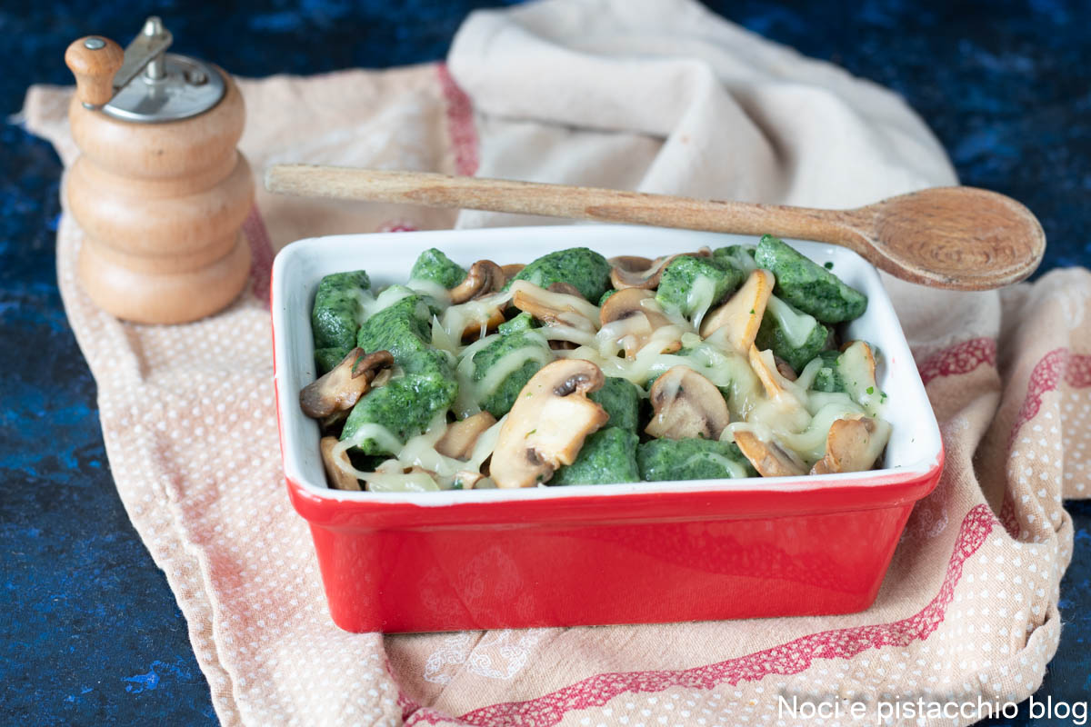 Gegratineerde spinaziegnocchi met champignons