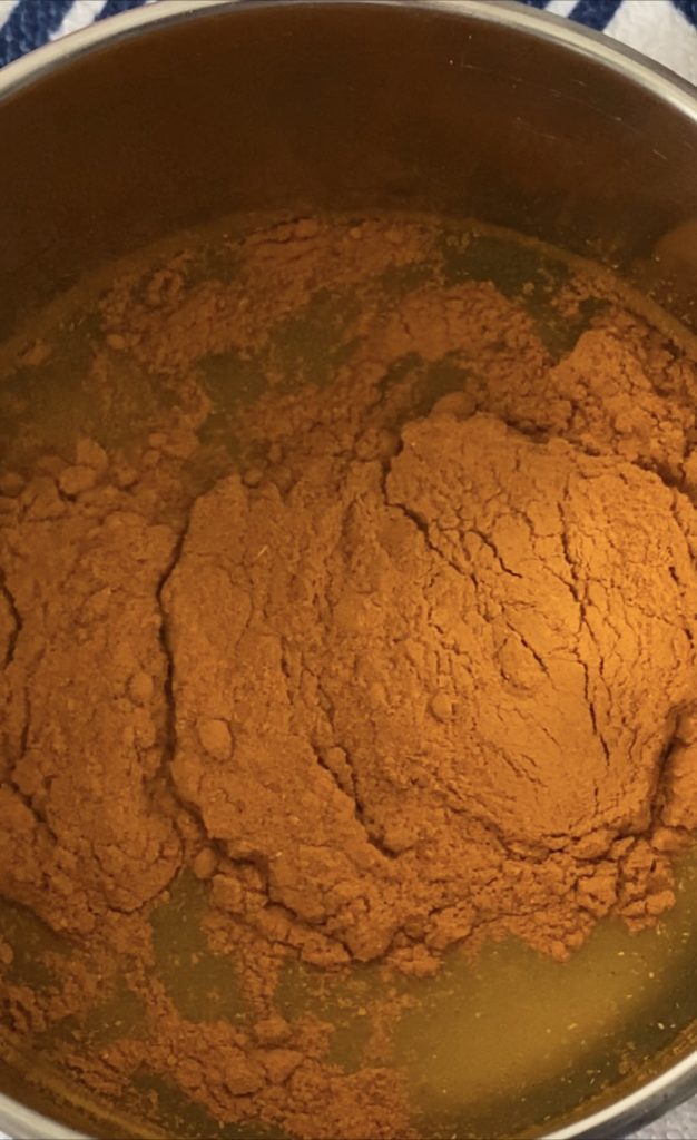 Bereiding van de Golden Milk of Gouden melk het originele recept