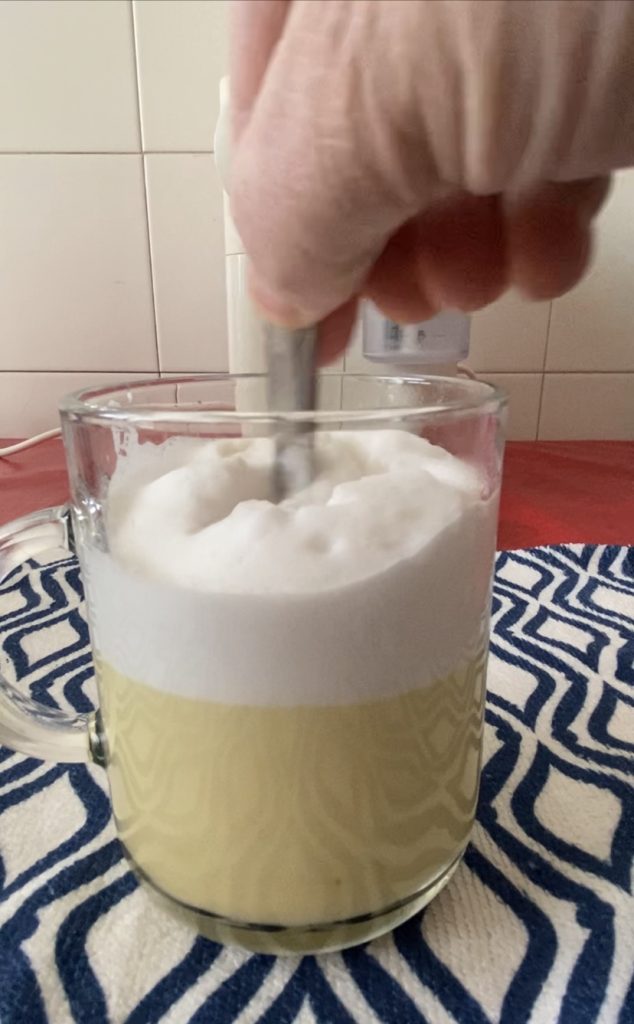 Bereiding van de Golden Milk of Gouden melk het originele recept