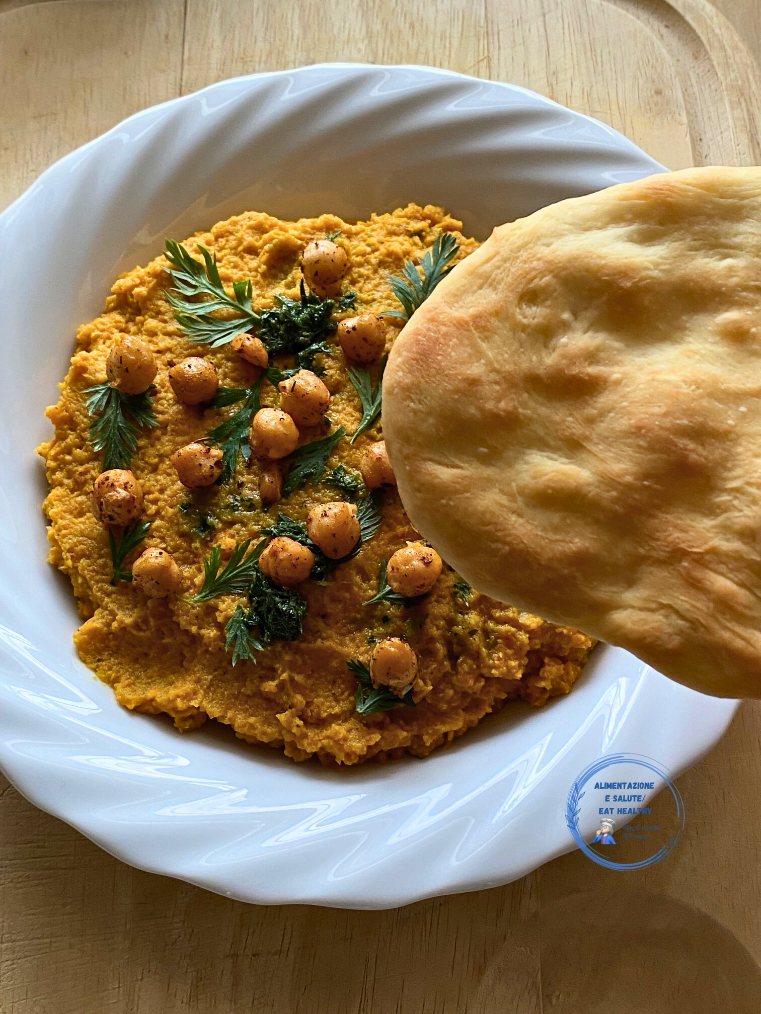 Hummus van geroosterde wortels en kikkererwten met wortelloofsaus