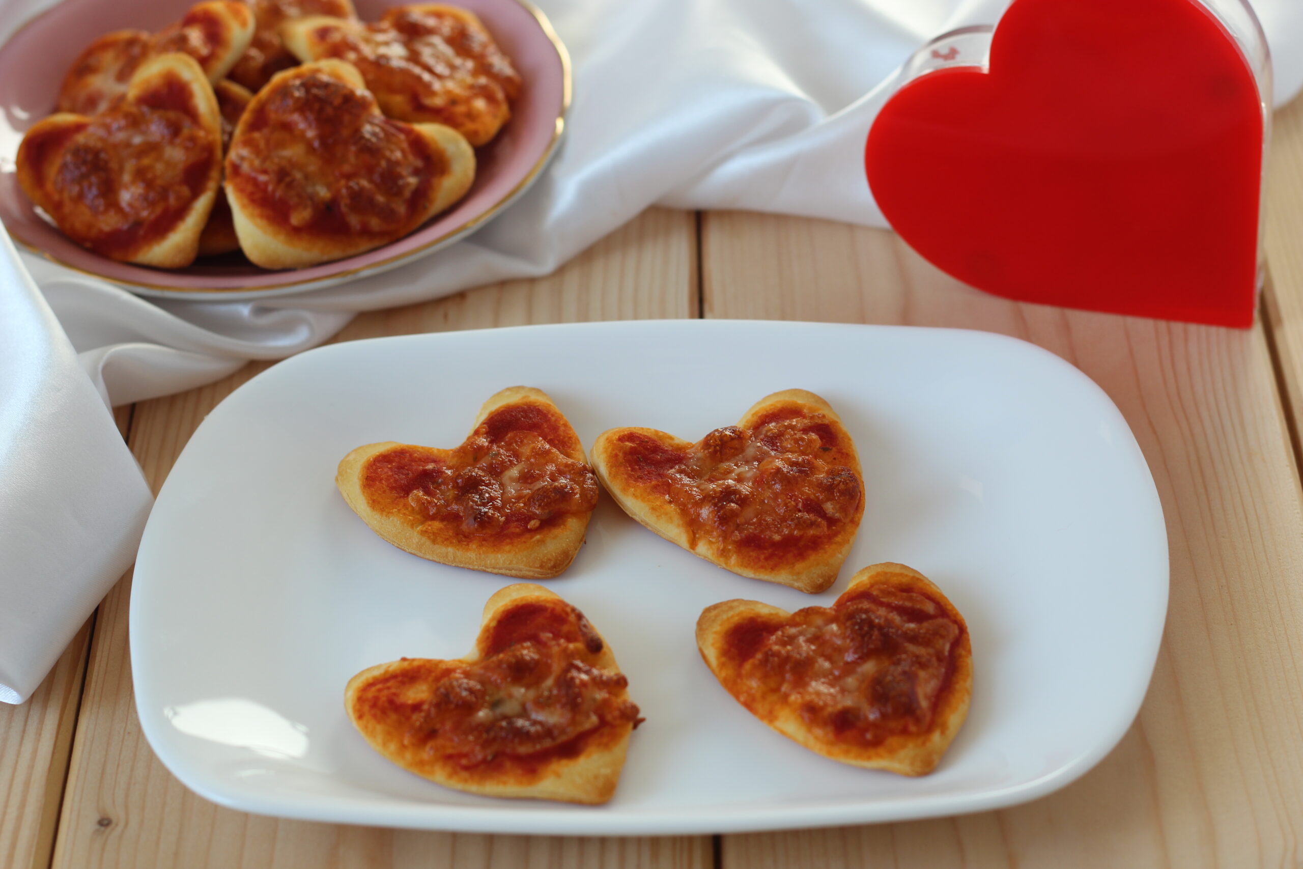 Hartvormige pizzettes met kant-en-klare pizzabodem