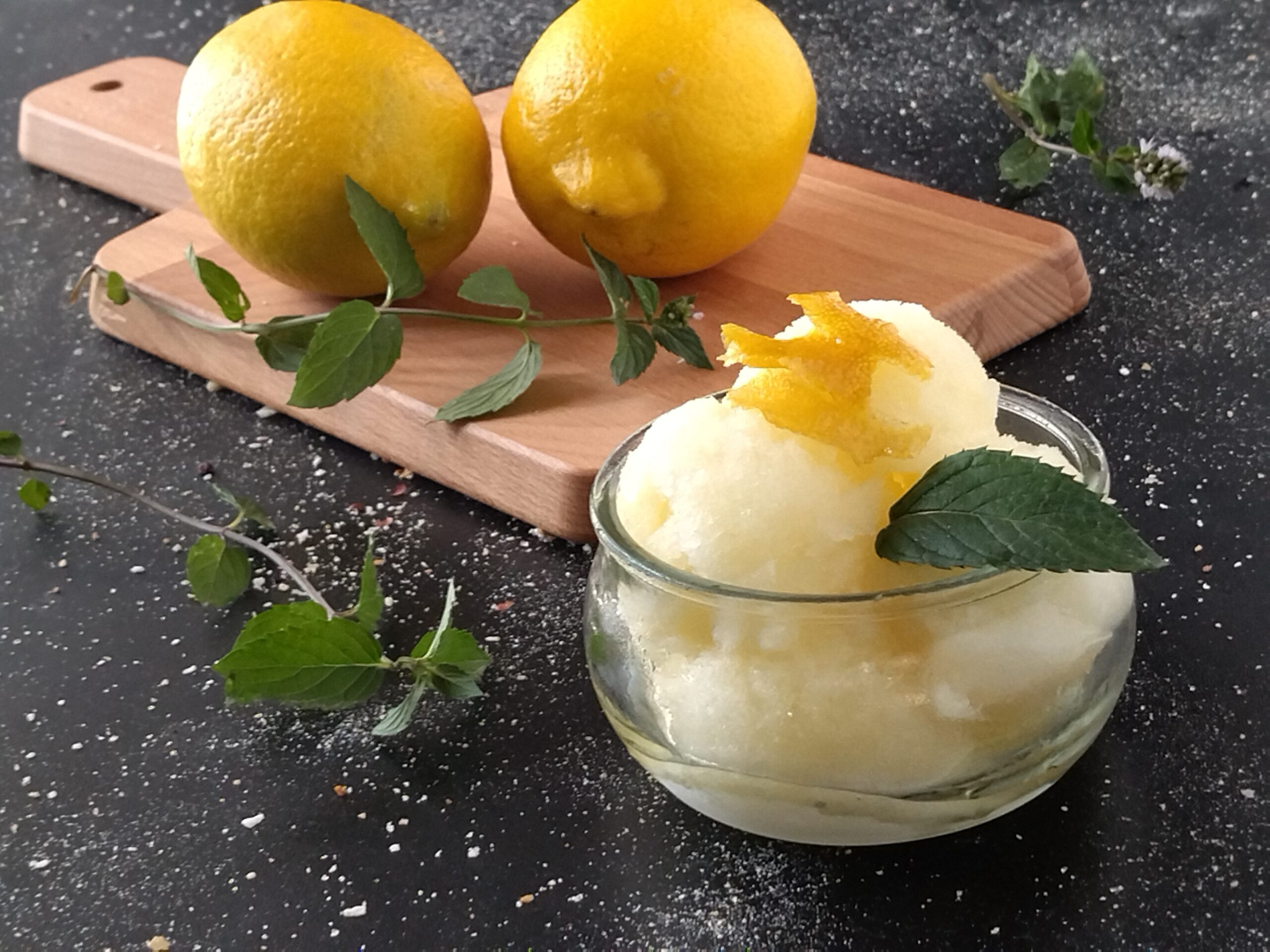 Zelfgemaakte citroen granita