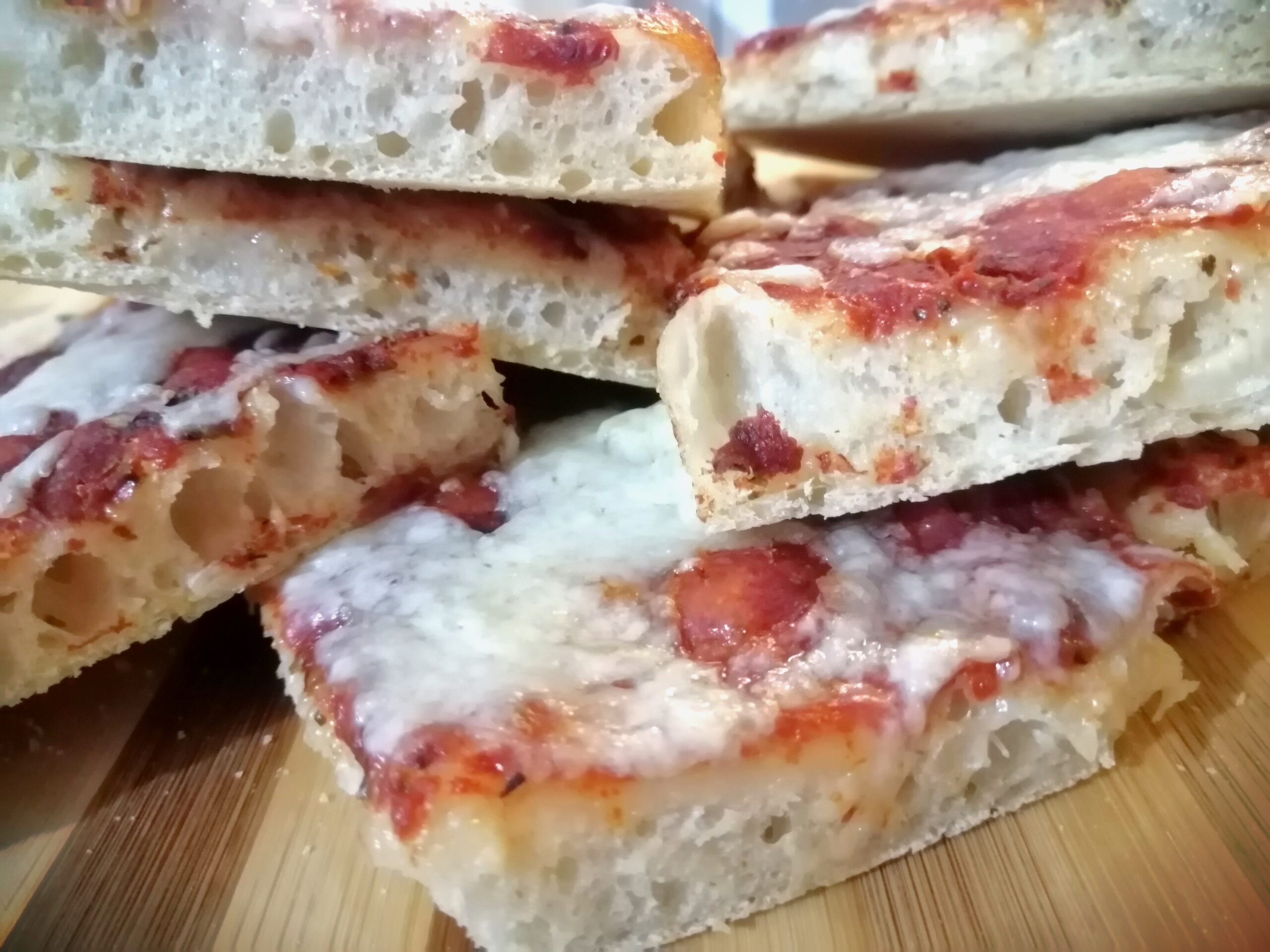 Pizza op een bakplaat