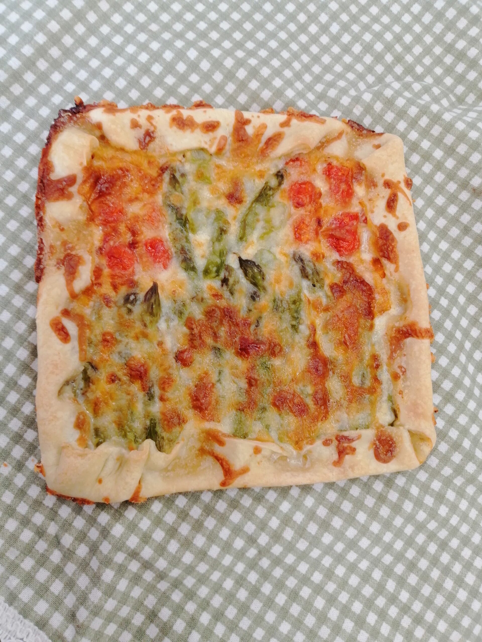 Hartige taart met stracchino en asperges