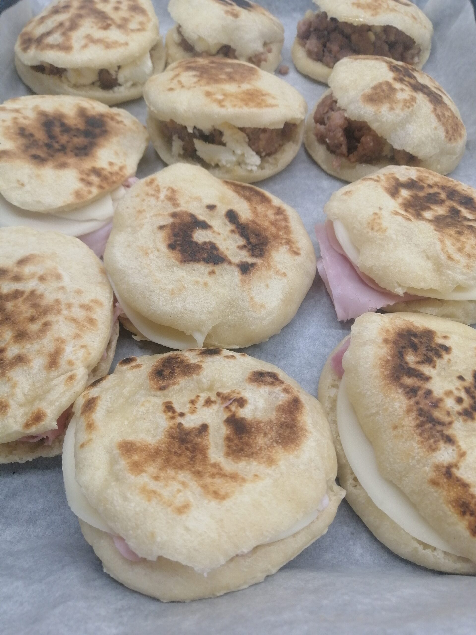 Zachte broodjes gebakken in de pan