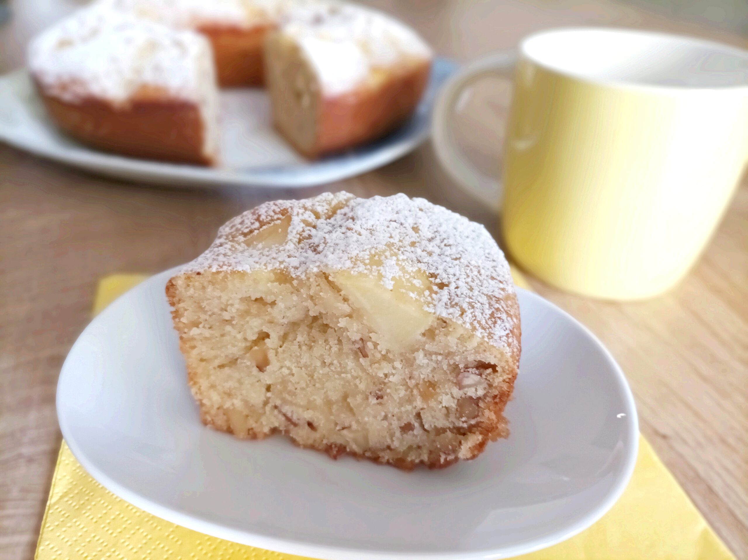 Ringvormige cake met vers fruit, gedroogd fruit en jam