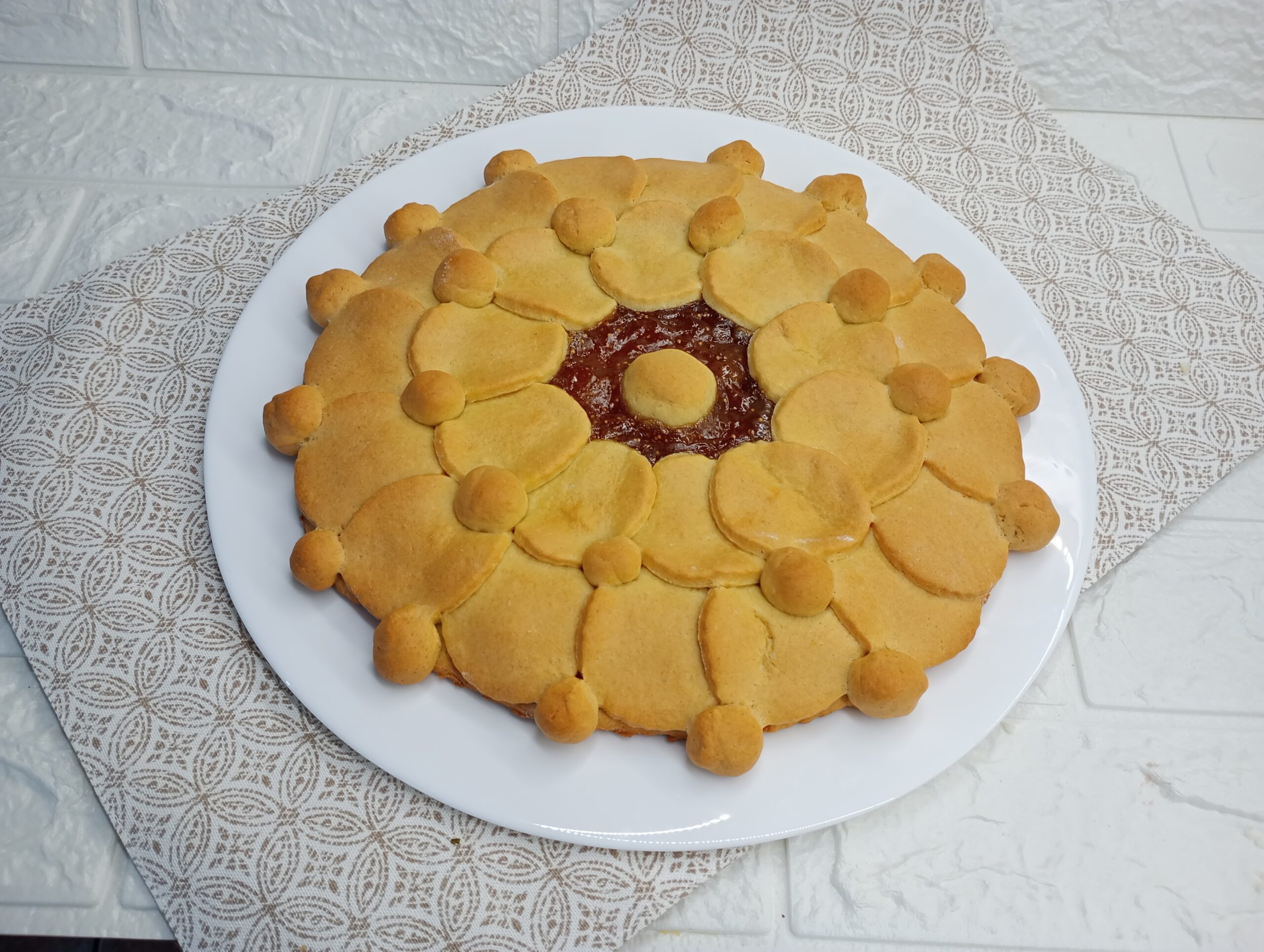 Bloemvormige taart met vijgenjam