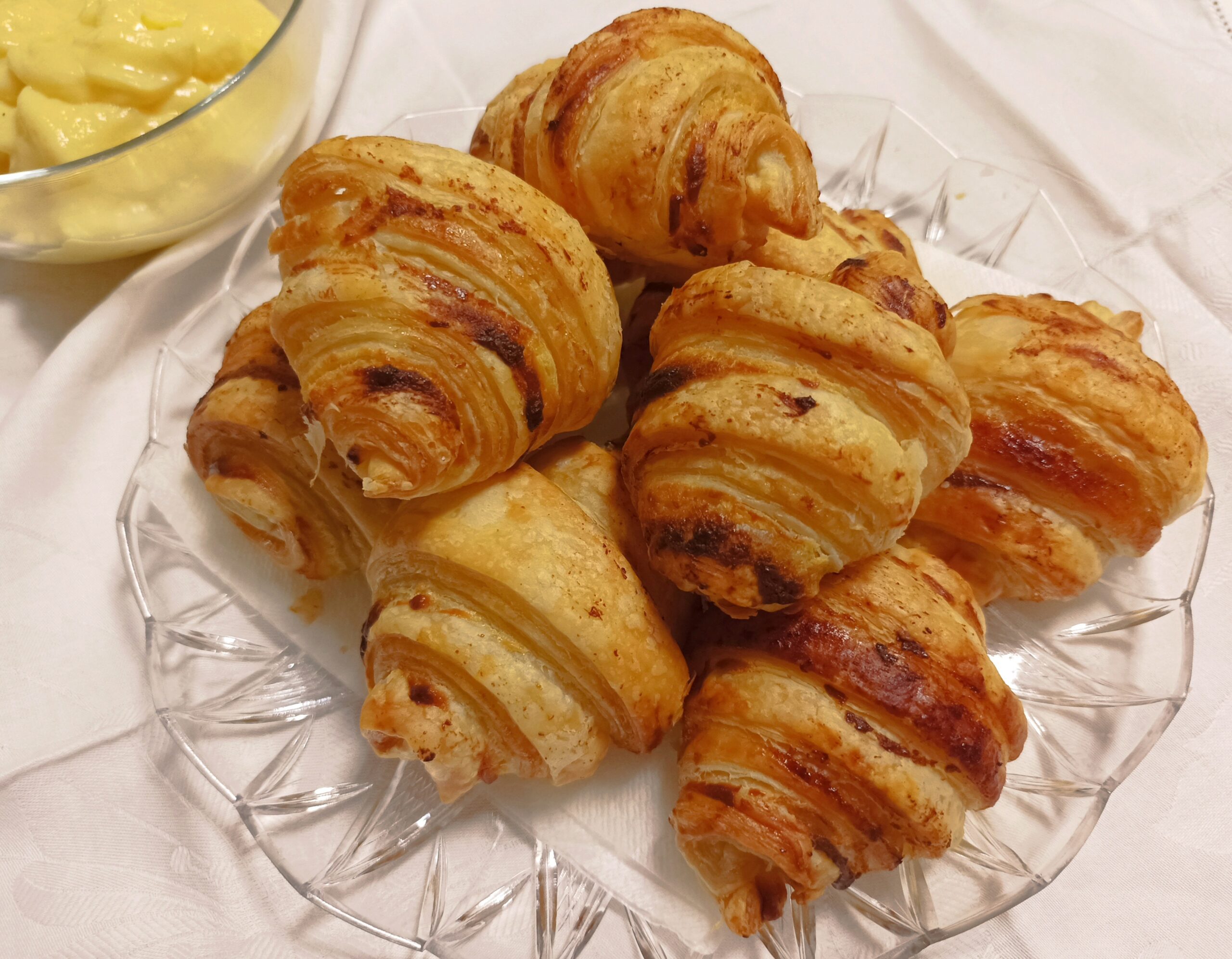Kleine croissantjes van kant-en-klaar bladerdeeg in de airfryer
