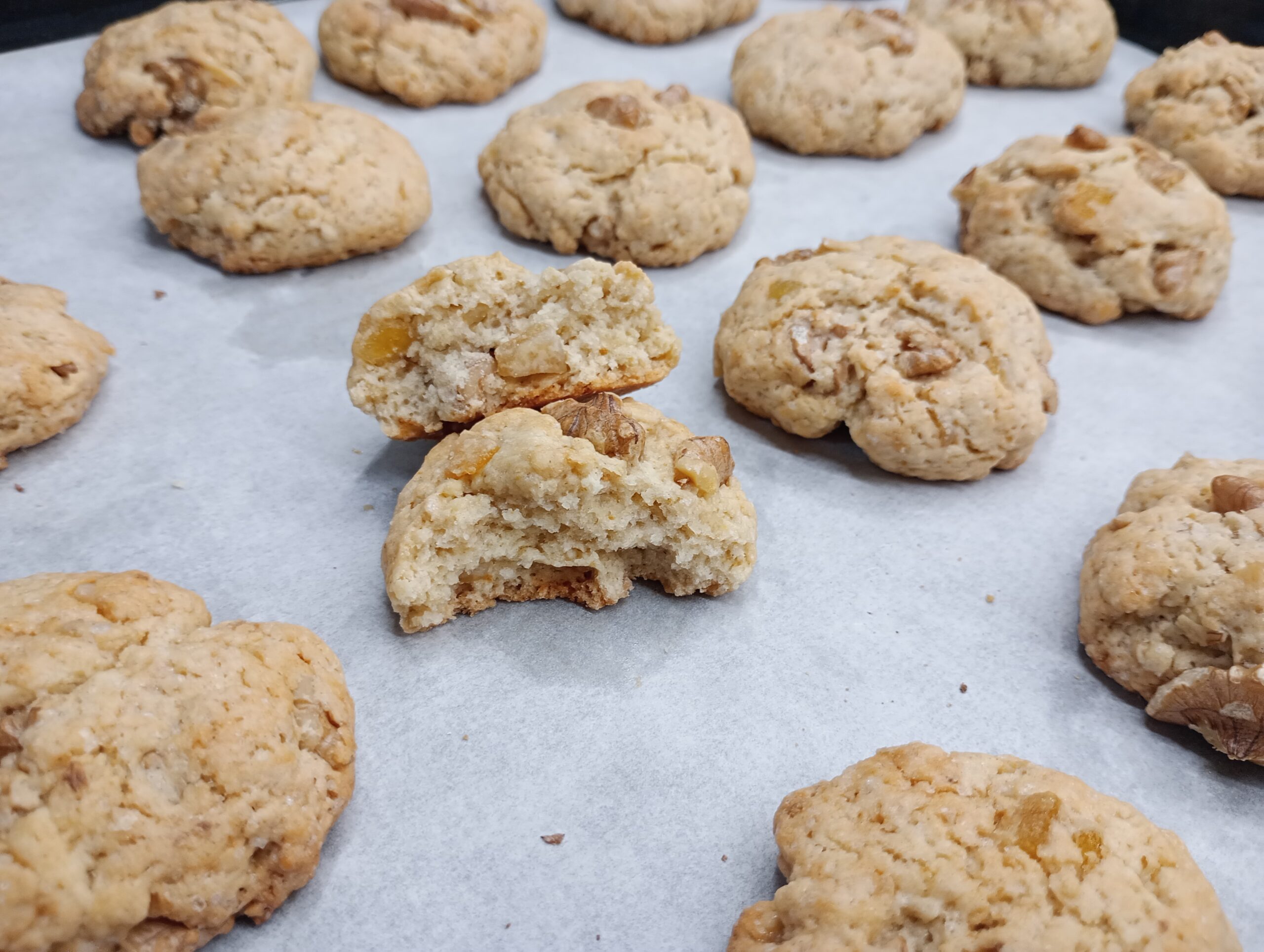 Koekjes met noten en gekonfijte sinaasappel