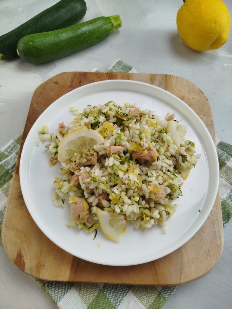 Rijstsalade met courgette en tonijn