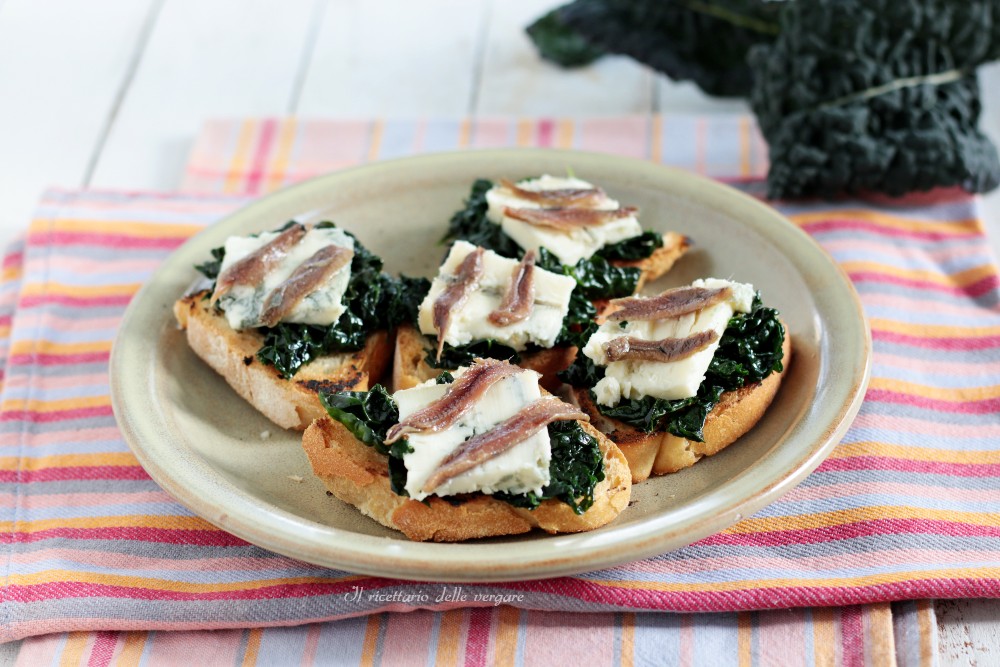 Crostini: cavolo nero en roquefort