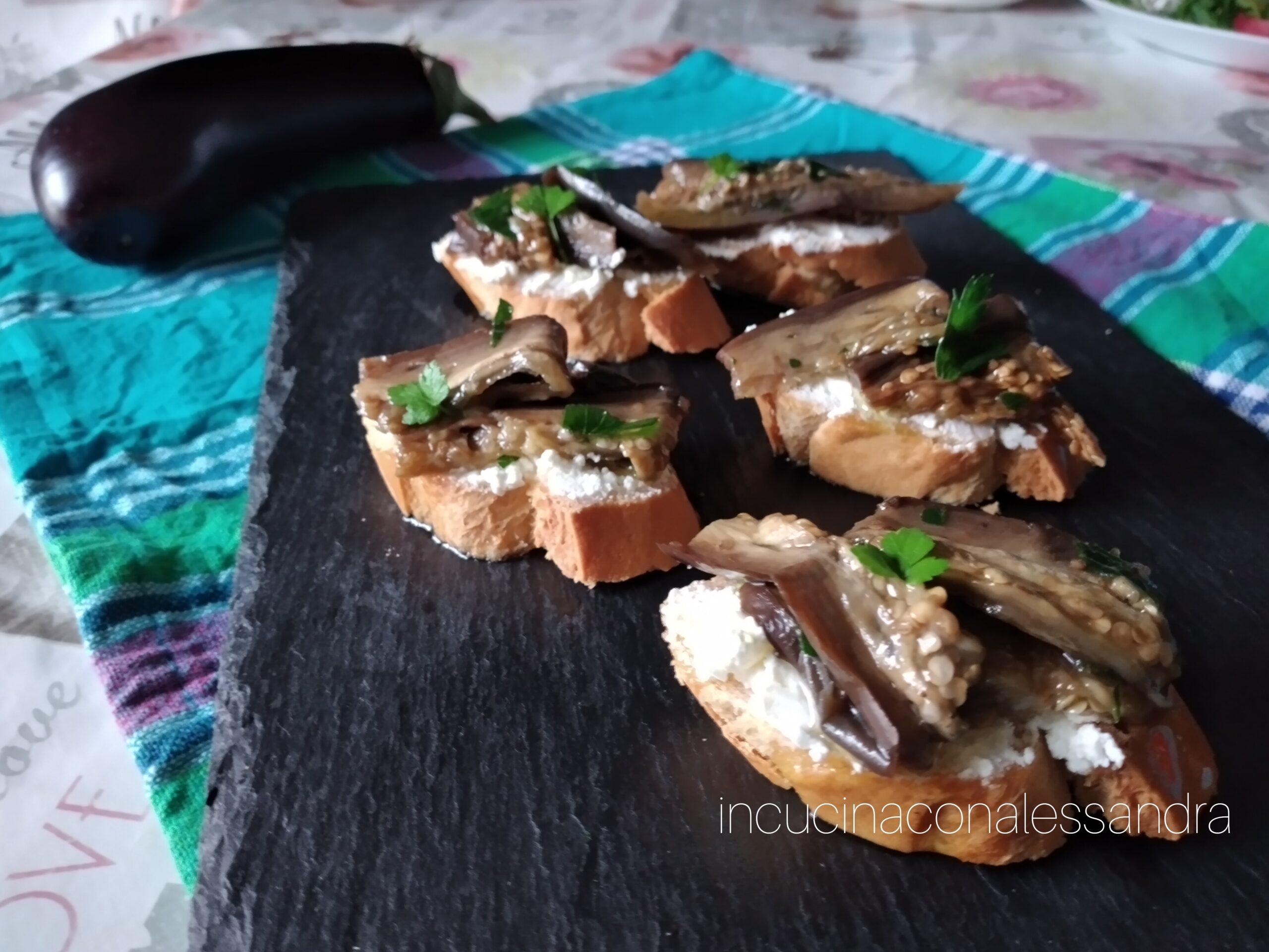 Crostini met Robiola en Gemarineerde Aubergines