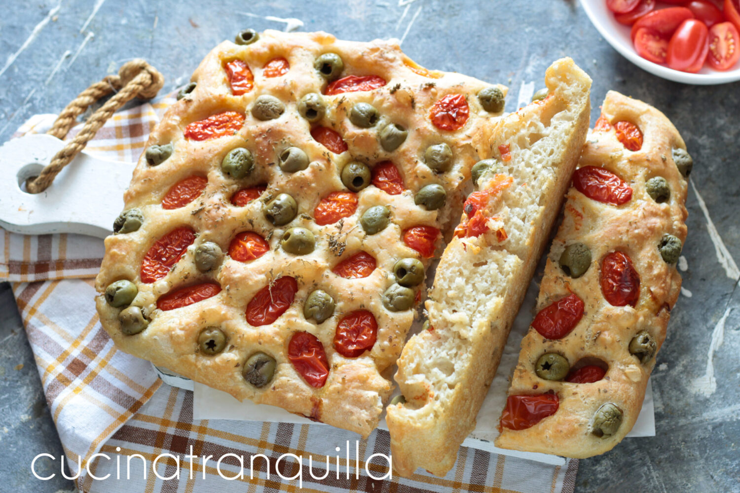 Focaccia met kerstomaatjes en olijven met hoge hydratatie