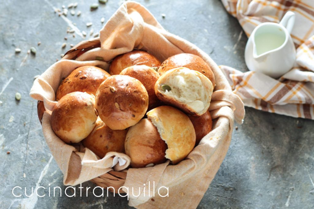 Lactosevrije melkbroodjes met een mix van zaden, ideaal voor het buffet