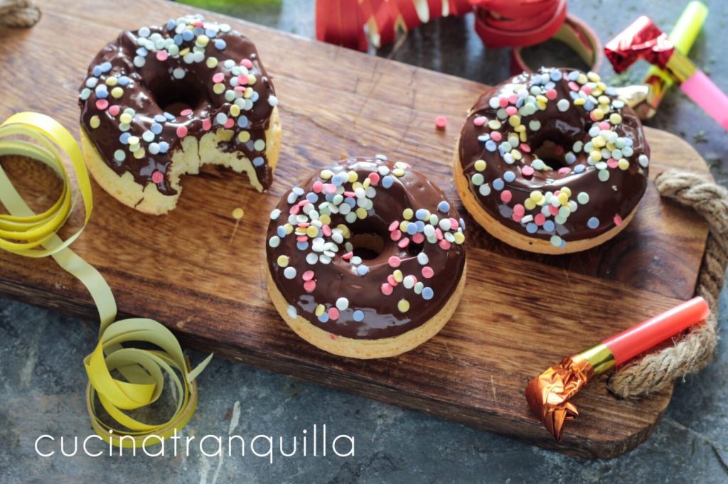 Glutenvrije donut muffins geglazuurd met pure chocolade
