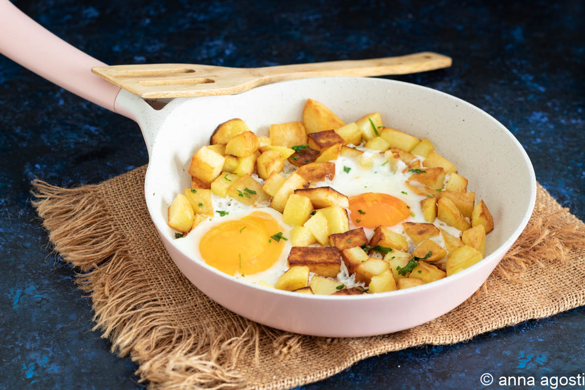 Krokante aardappelen in de pan met eieren
