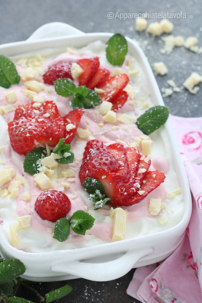 Lepel dessert met aardbeien en yoghurt