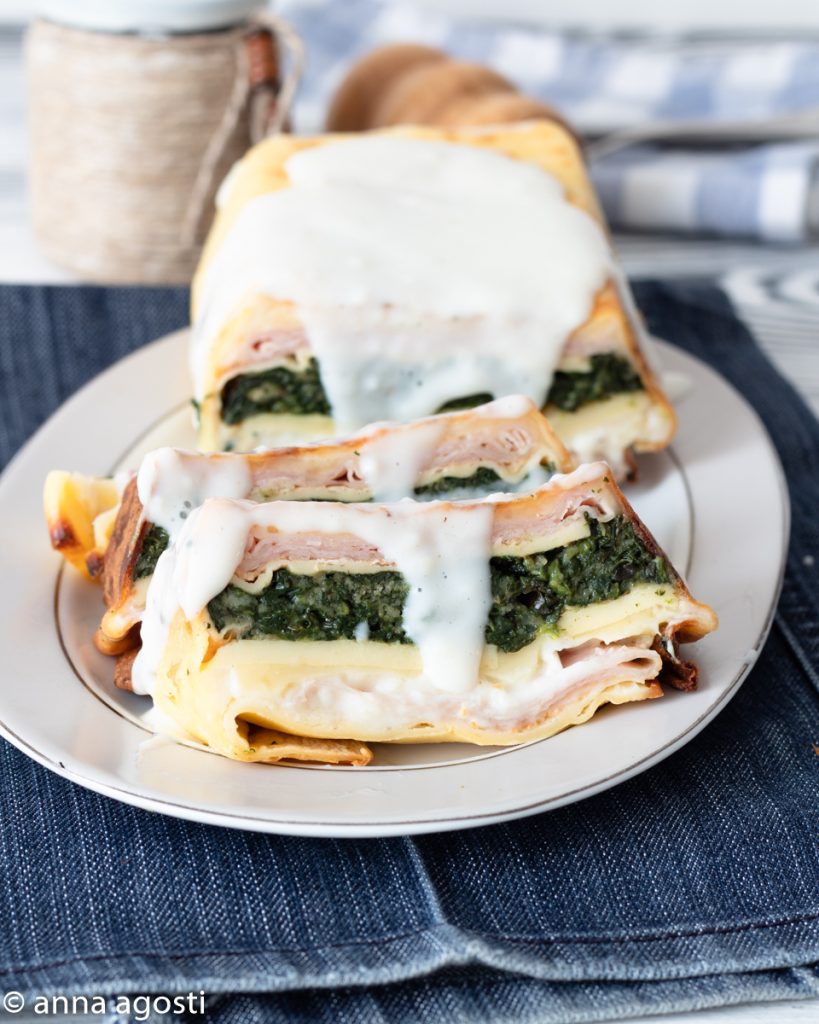 Millefeuille van pannenkoeken met spinazie en ham