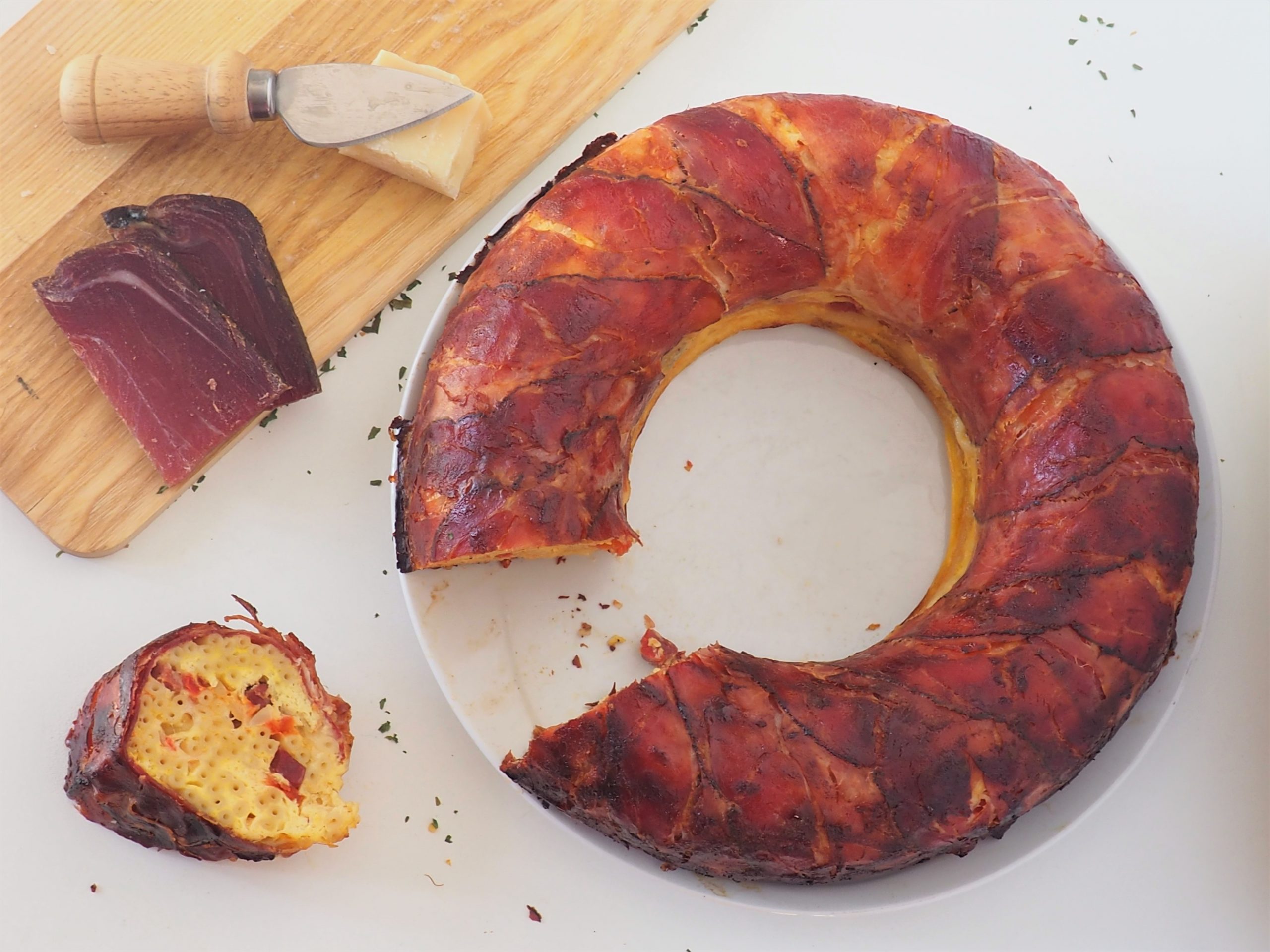 Timballo van bucatini met spek en emmenthal