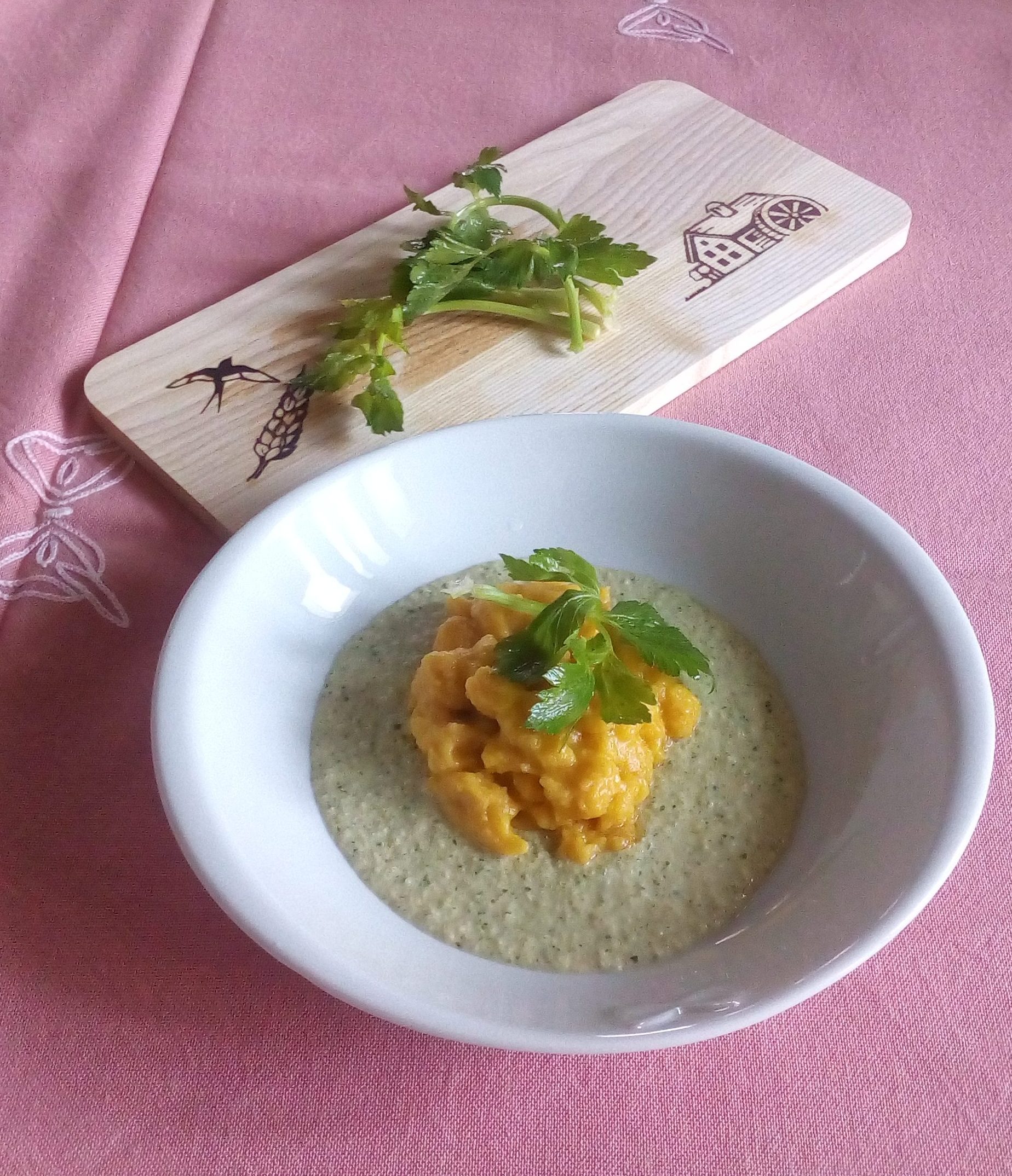 Spätzle met pompoen en selderijsalsa