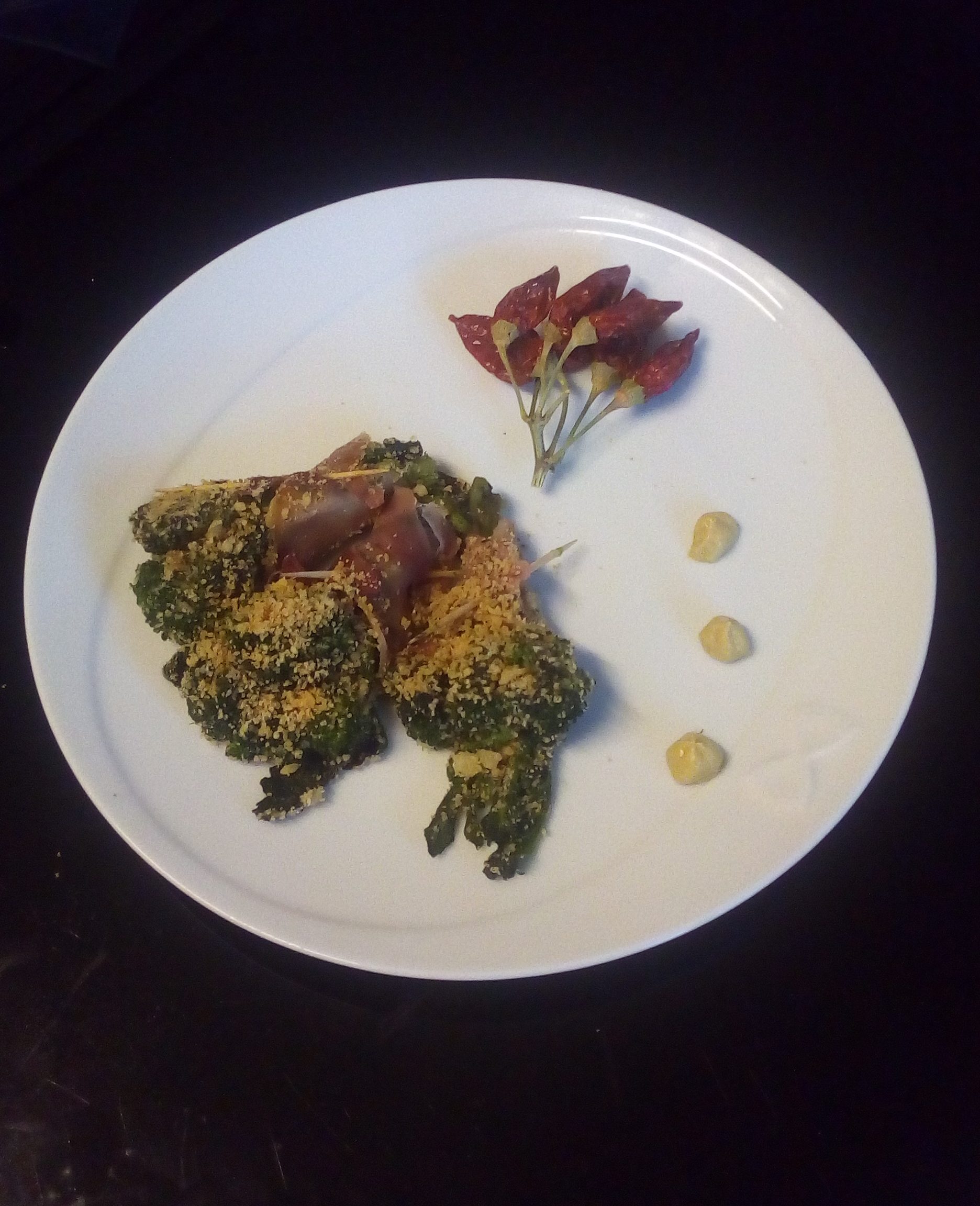 Broccoli- en rauwe hamrolletjes