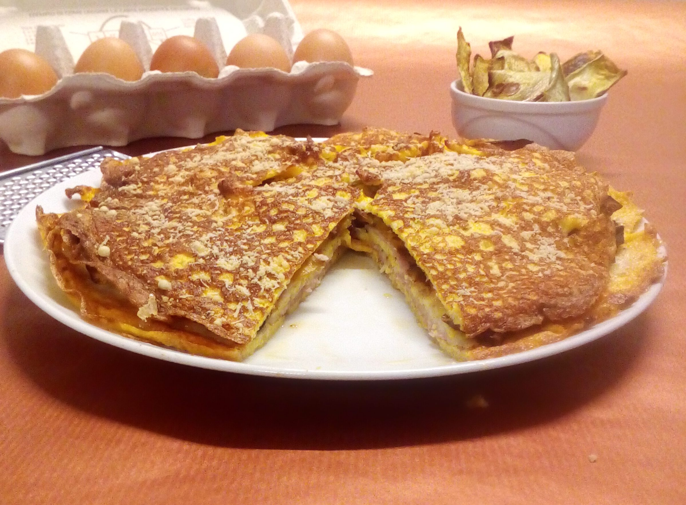 Gelaagde omelet gevuld