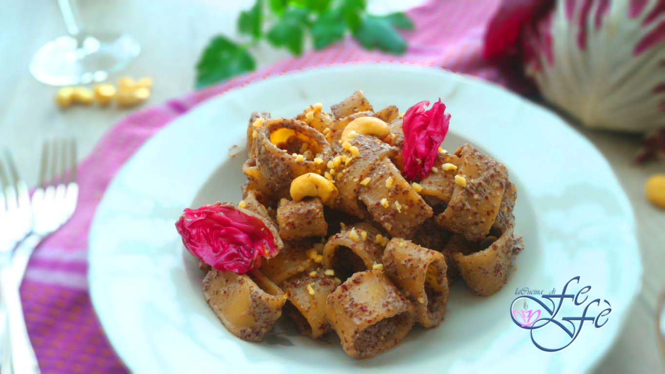 CALAMARATA MET ROMIGE PESTO VAN RADICCHIO EN CASHEWNOTEN